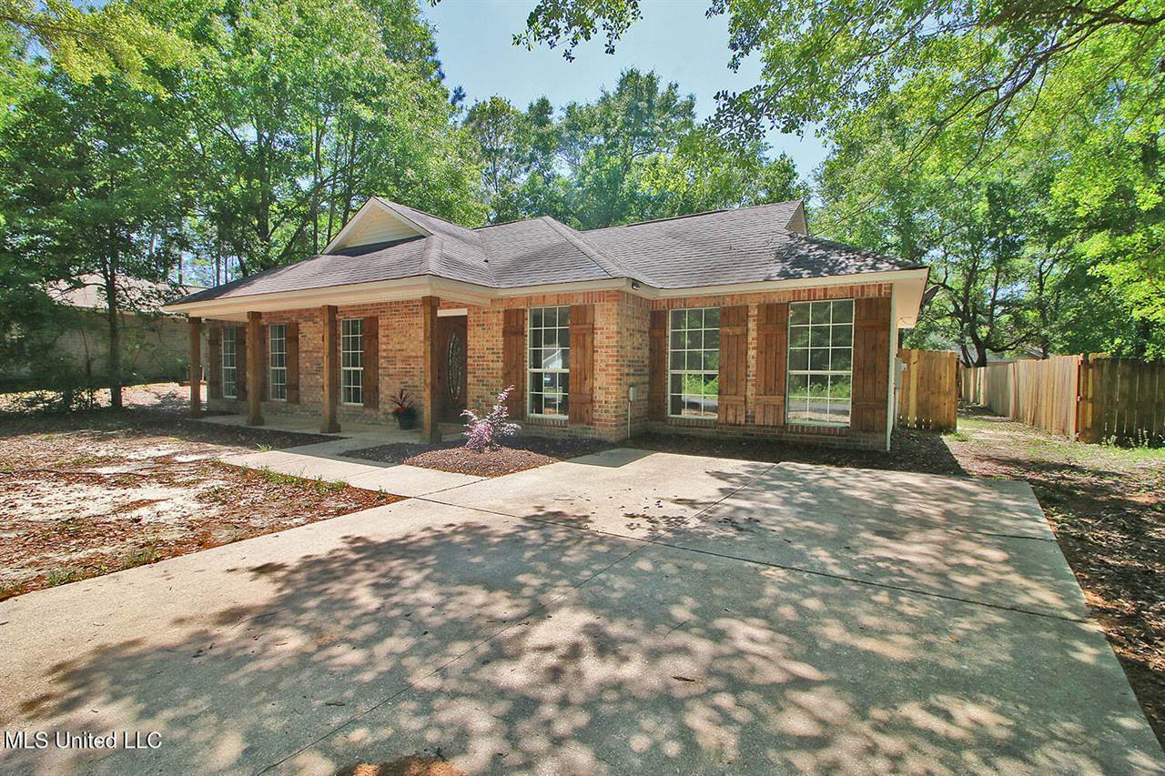 1225 Oak Street, Ocean Springs, MS 39564