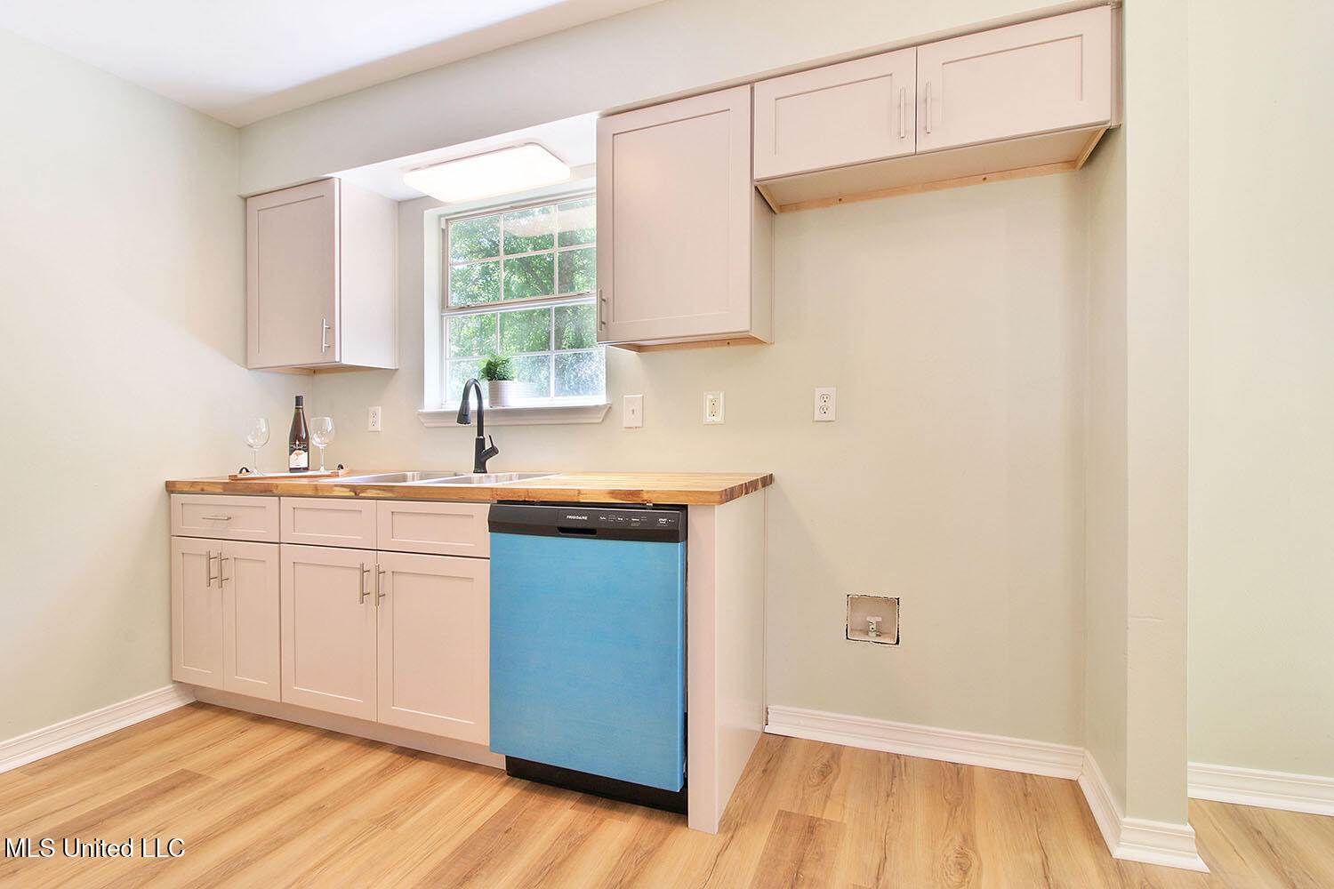 1225 Oak Street, Ocean Springs, MS 39564