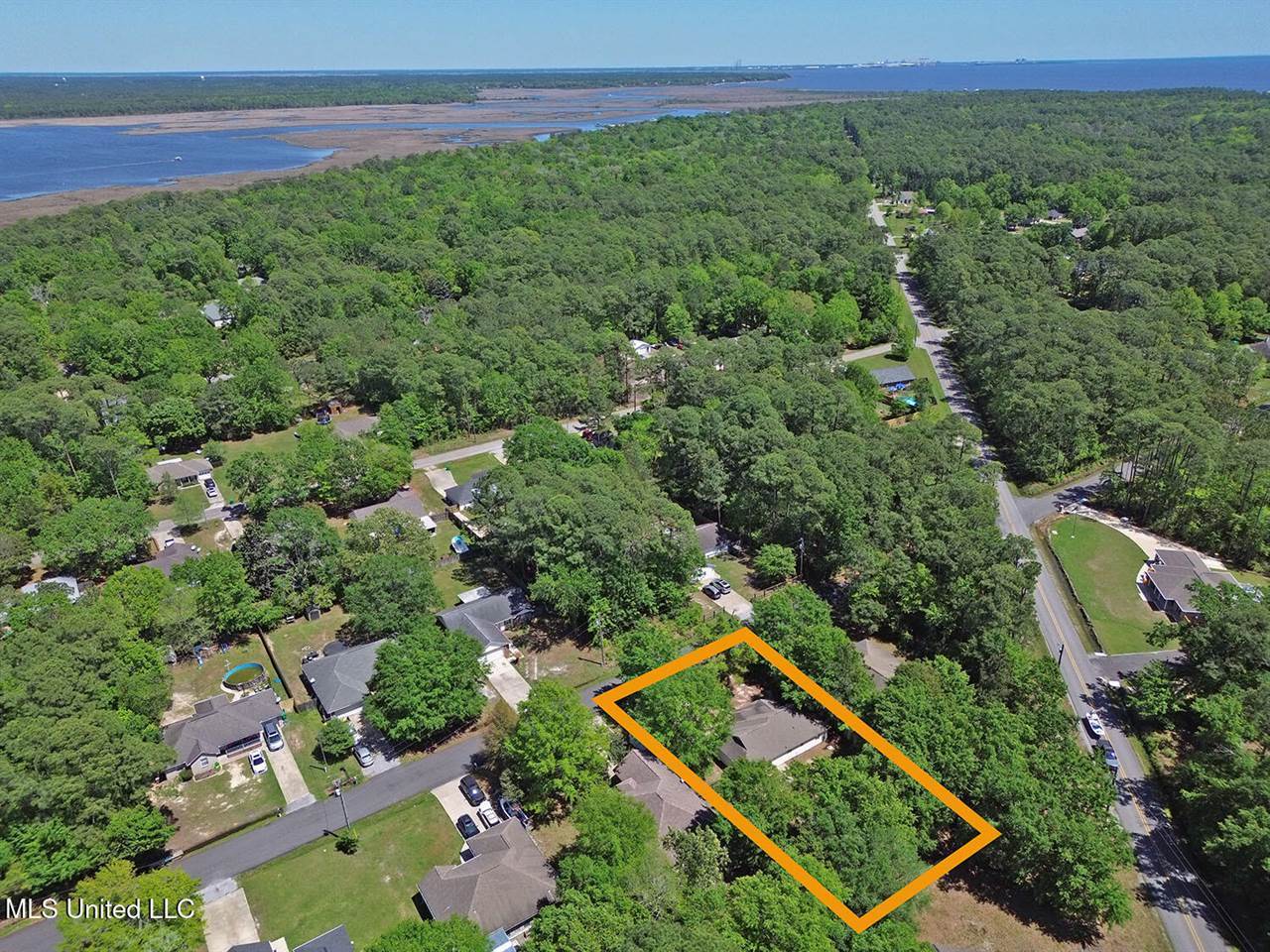 1225 Oak Street, Ocean Springs, MS 39564