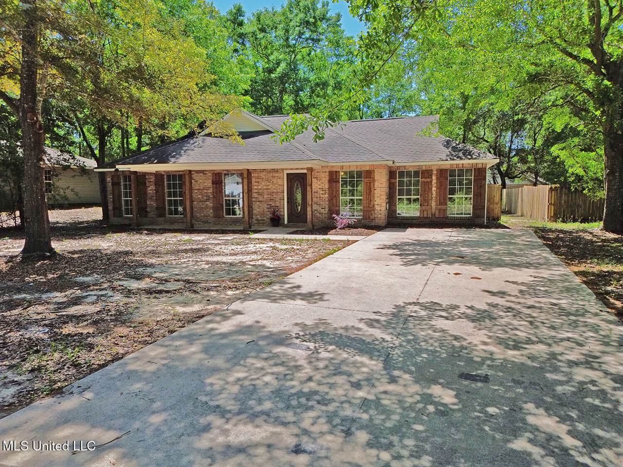 1225 Oak Street, Ocean Springs, MS 39564