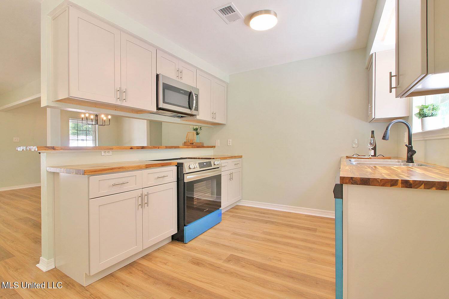 1225 Oak Street, Ocean Springs, MS 39564