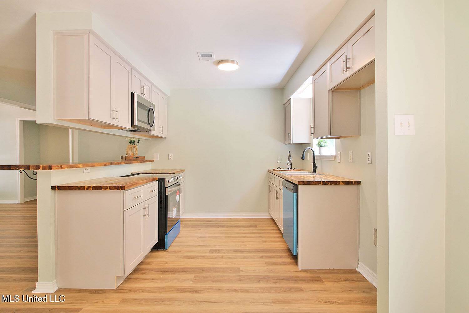 1225 Oak Street, Ocean Springs, MS 39564