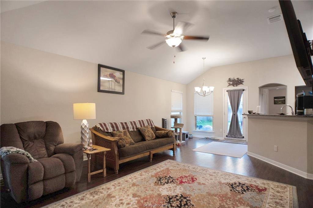 824 Mockingbird Street, Navasota, TX 77868