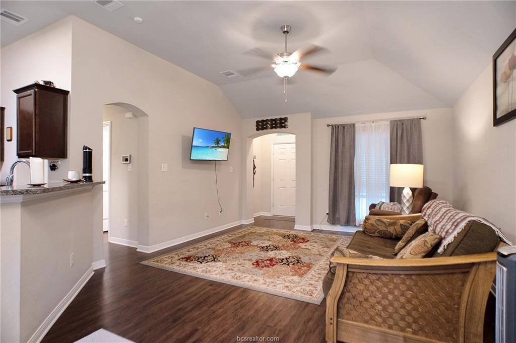 824 Mockingbird Street, Navasota, TX 77868