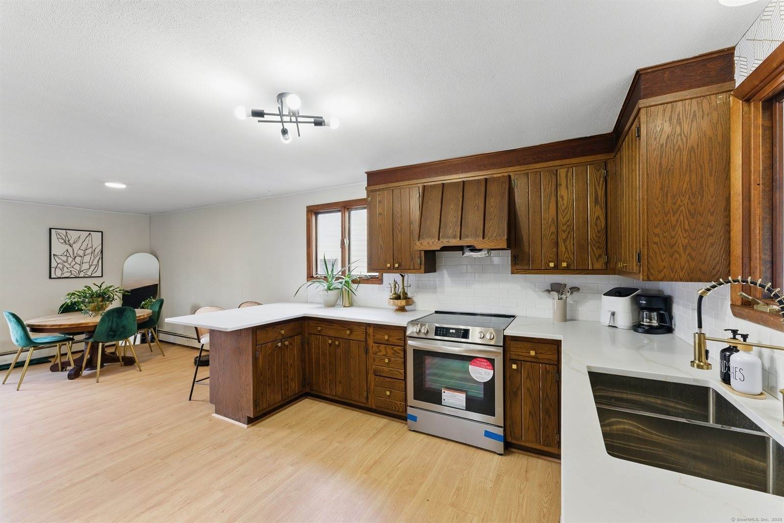 65 West, Windsor Locks, CT 06096