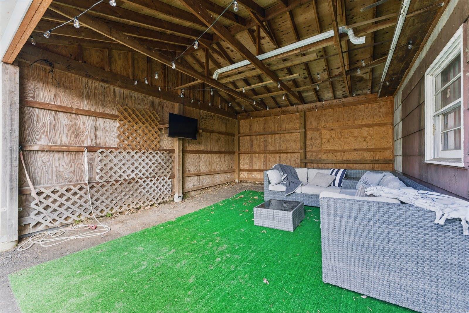 65 West, Windsor Locks, CT 06096