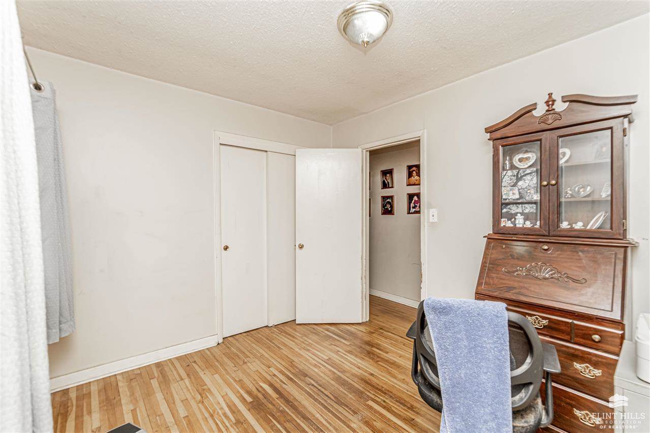 1990 2680 Lane, Chapman, KS 67431