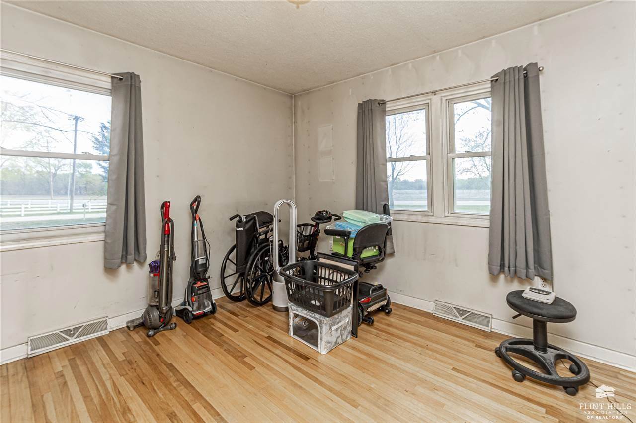 1990 2680 Lane, Chapman, KS 67431