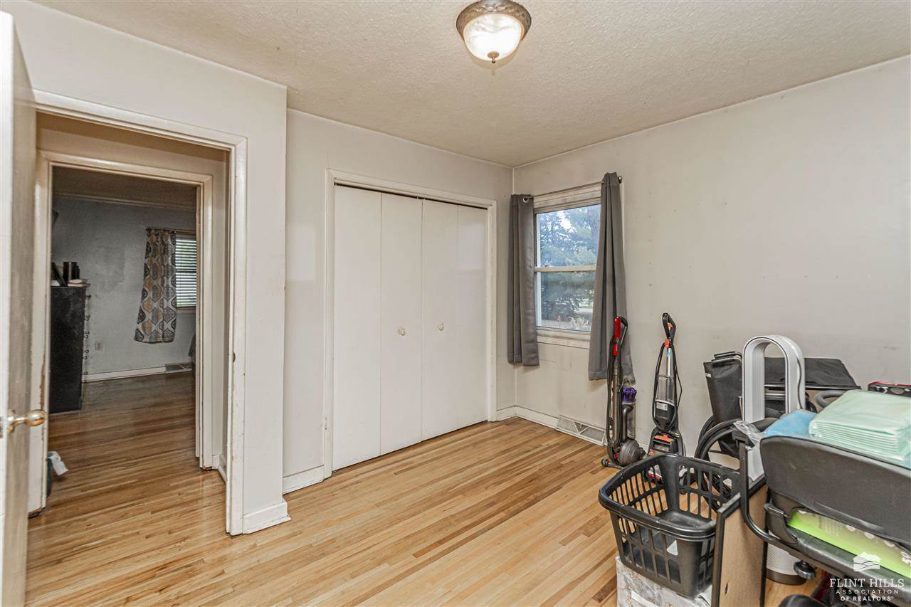 1990 2680 Lane, Chapman, KS 67431