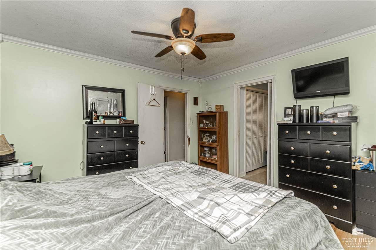 1990 2680 Lane, Chapman, KS 67431