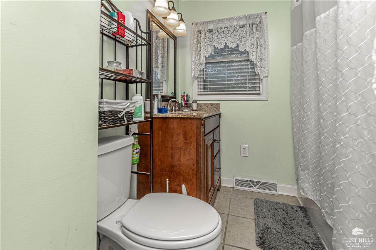 1990 2680 Lane, Chapman, KS 67431