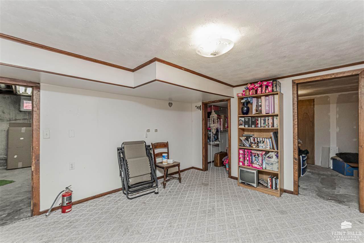 1990 2680 Lane, Chapman, KS 67431