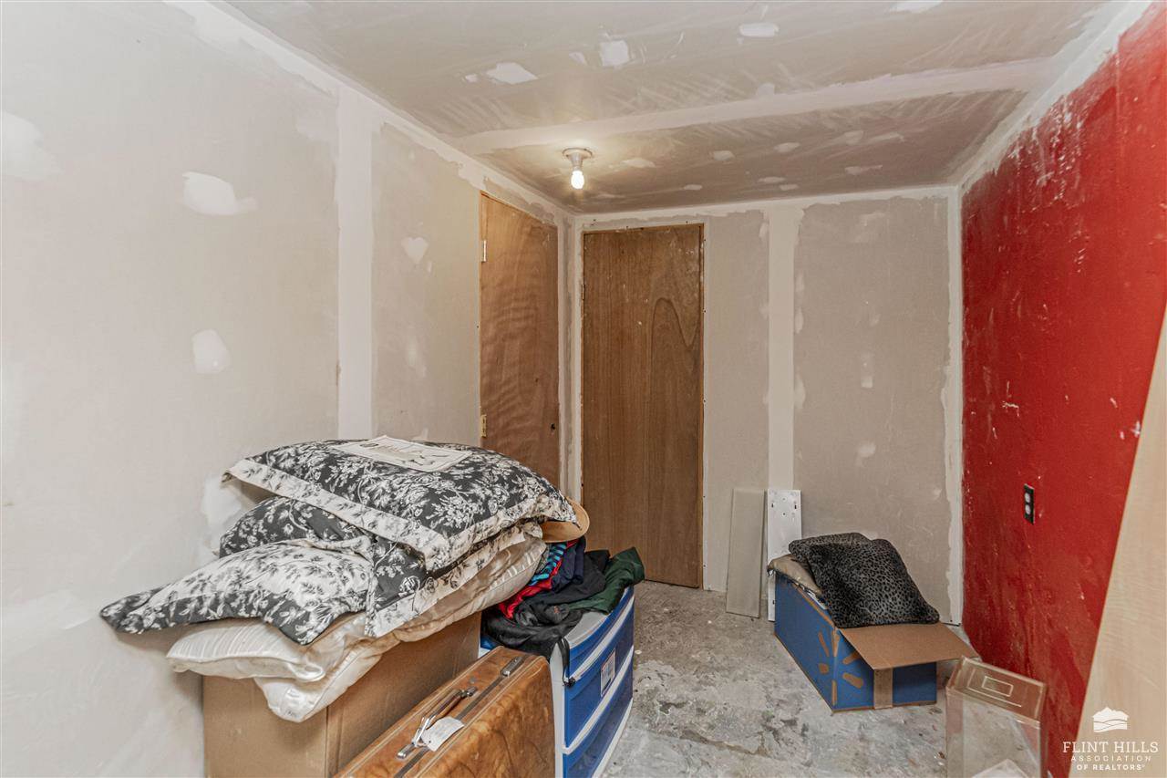 1990 2680 Lane, Chapman, KS 67431