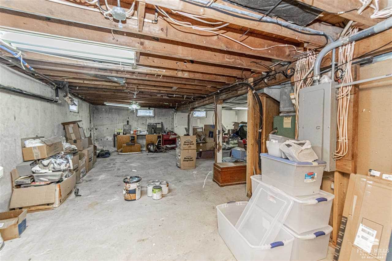 1990 2680 Lane, Chapman, KS 67431