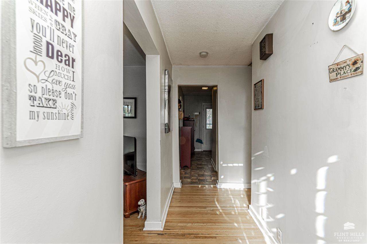 1990 2680 Lane, Chapman, KS 67431