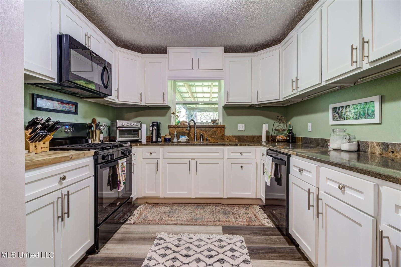 450 Whispering Pine Drive, Ocean Springs, MS 39564