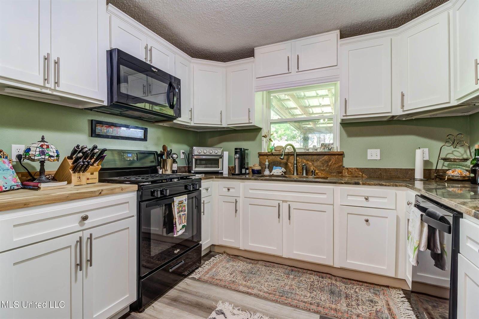 450 Whispering Pine Drive, Ocean Springs, MS 39564