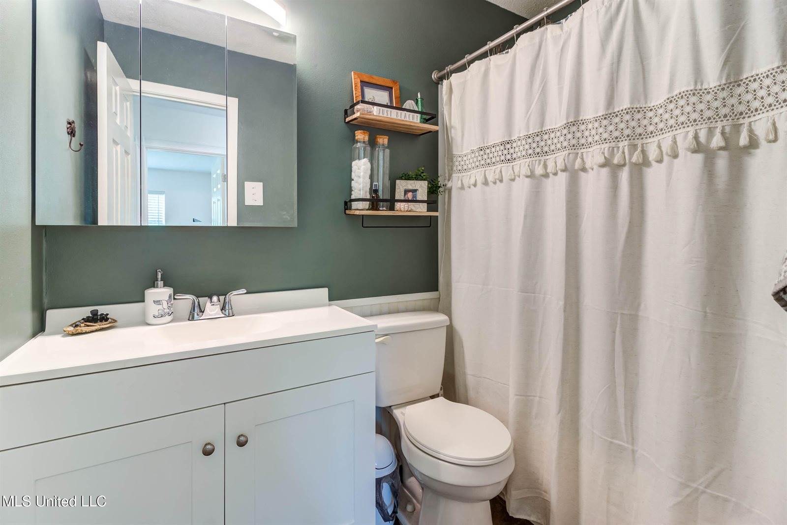 450 Whispering Pine Drive, Ocean Springs, MS 39564