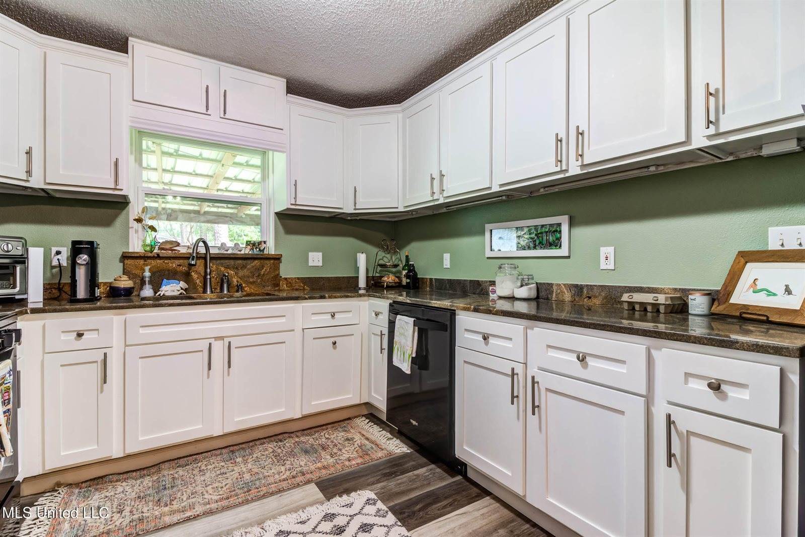 450 Whispering Pine Drive, Ocean Springs, MS 39564