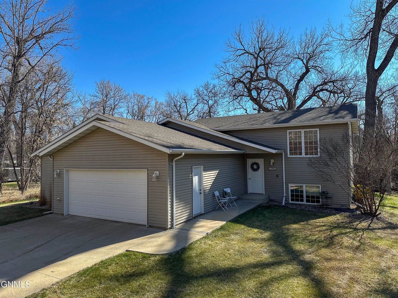 7335 Cottonwood Lane, Bismarck, ND 58503