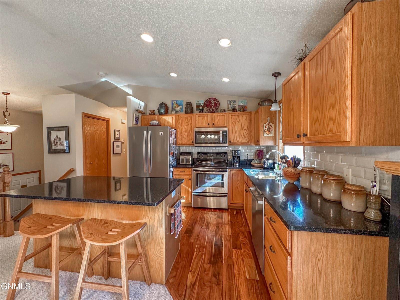 7335 Cottonwood Lane, Bismarck, ND 58503