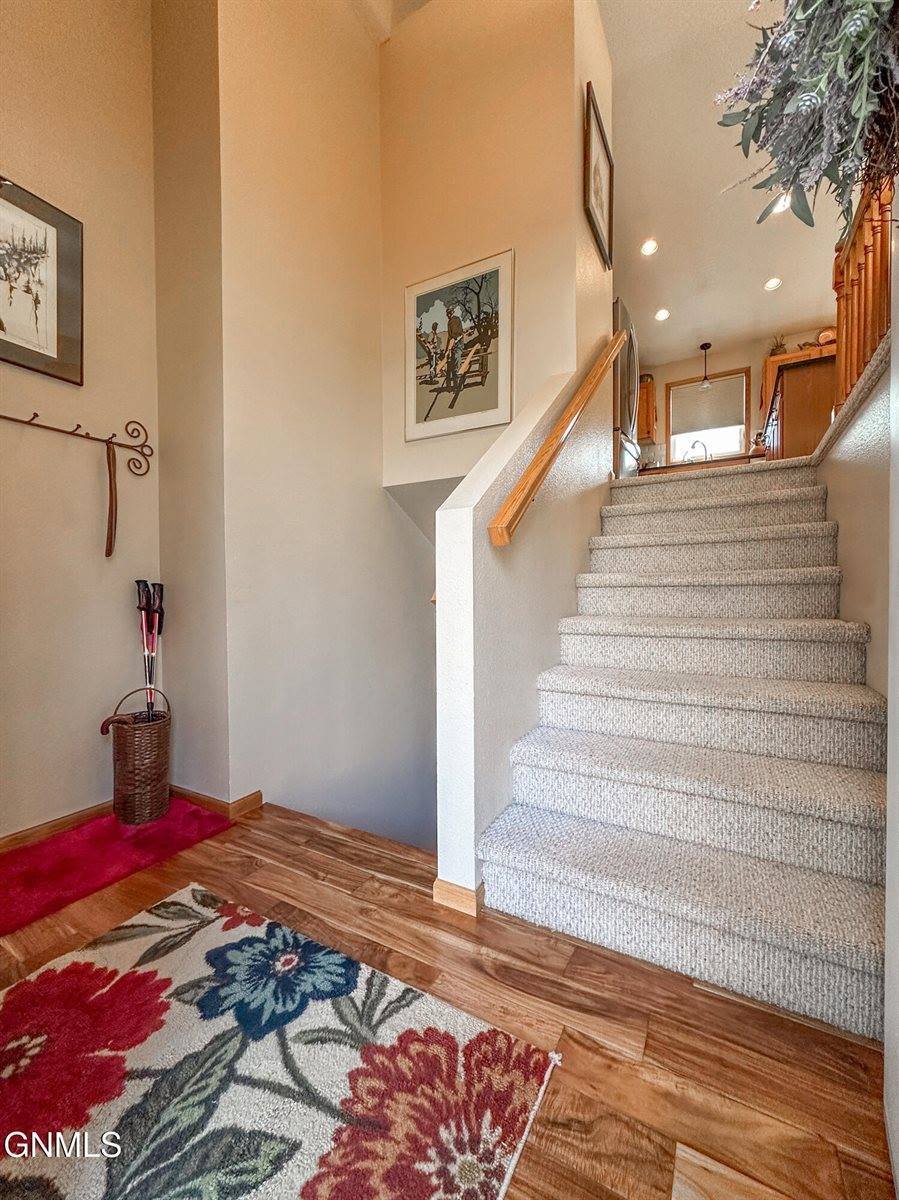 7335 Cottonwood Lane, Bismarck, ND 58503