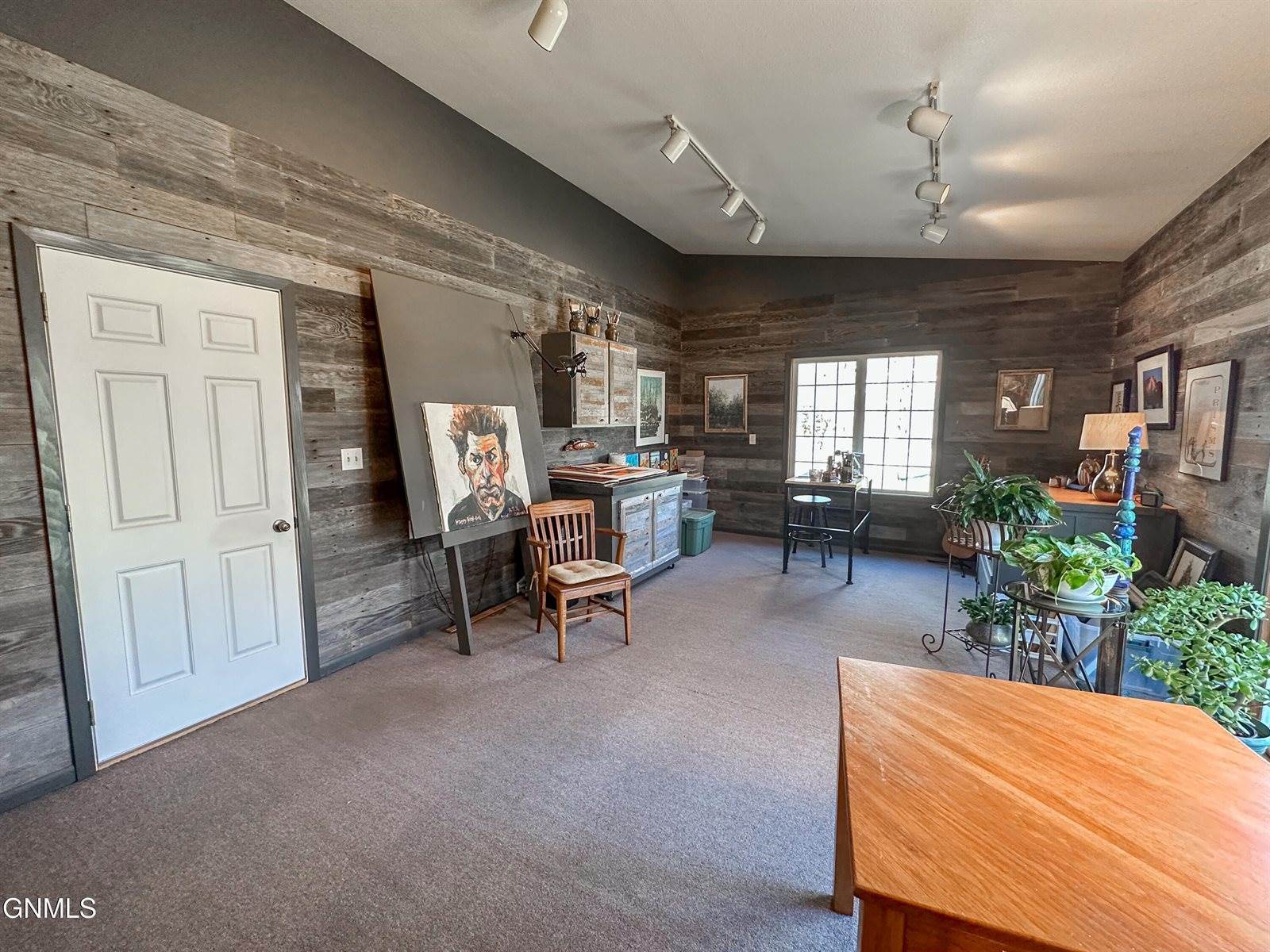 7335 Cottonwood Lane, Bismarck, ND 58503