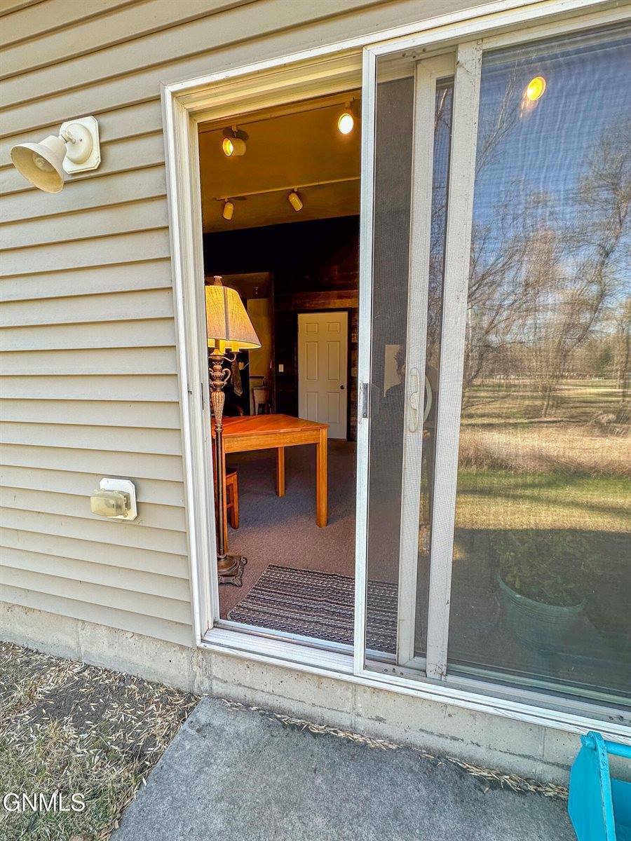 7335 Cottonwood Lane, Bismarck, ND 58503