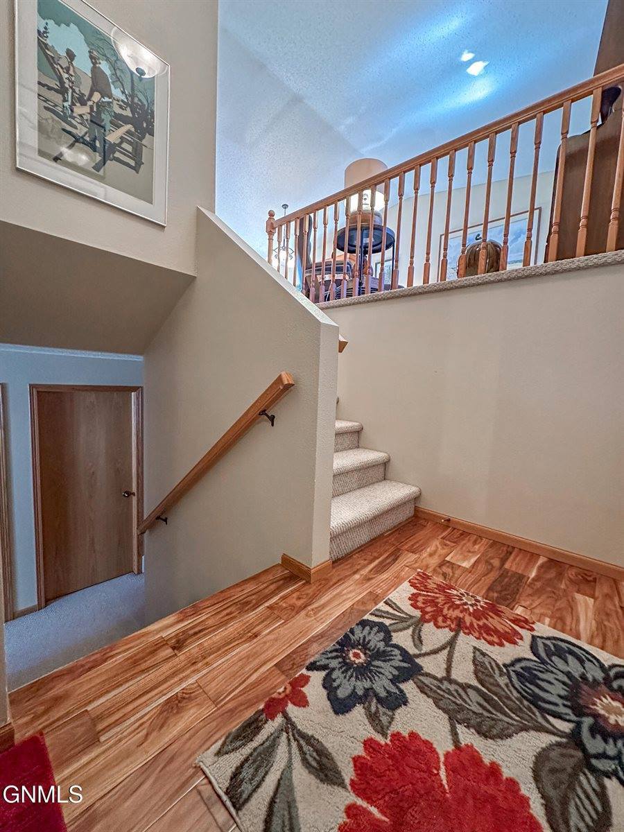 7335 Cottonwood Lane, Bismarck, ND 58503