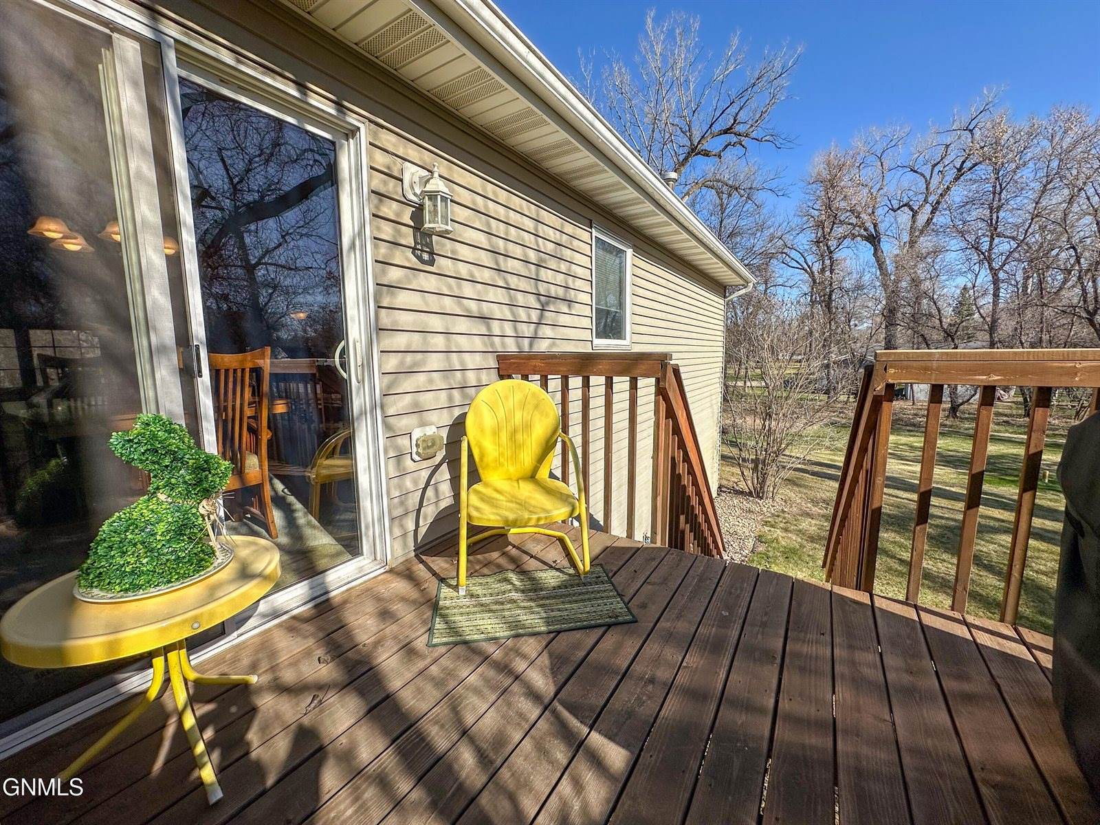 7335 Cottonwood Lane, Bismarck, ND 58503