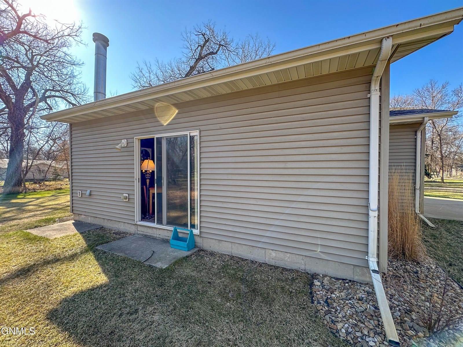 7335 Cottonwood Lane, Bismarck, ND 58503