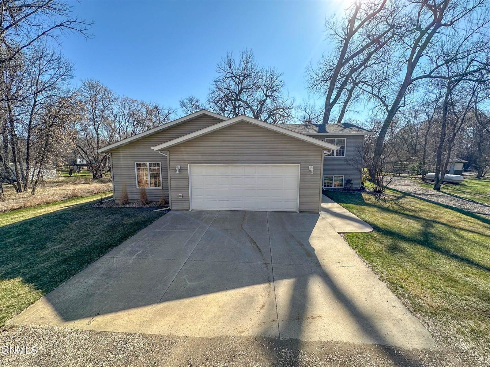 7335 Cottonwood Lane, Bismarck, ND 58503