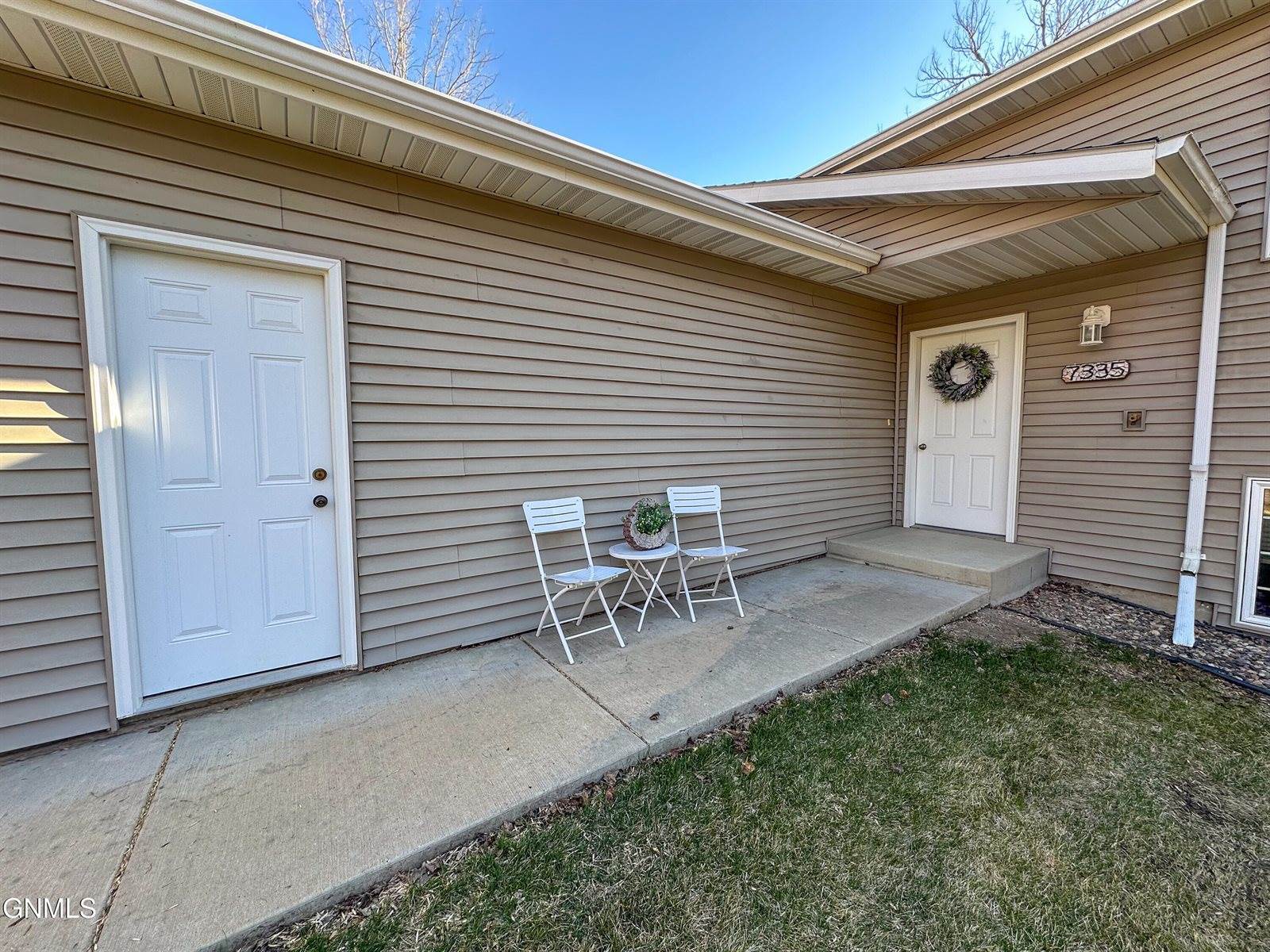 7335 Cottonwood Lane, Bismarck, ND 58503