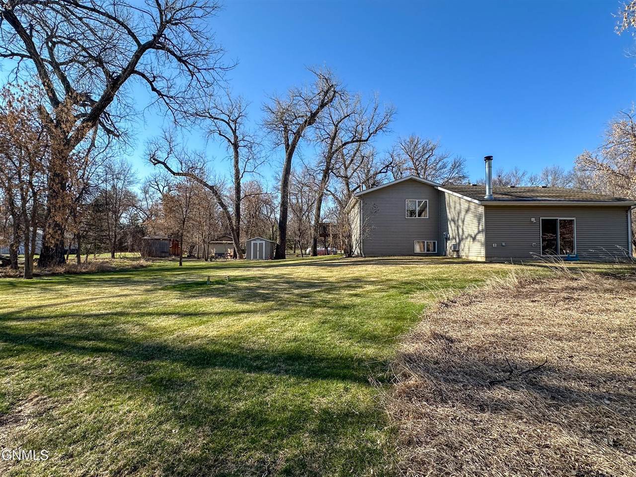 7335 Cottonwood Lane, Bismarck, ND 58503