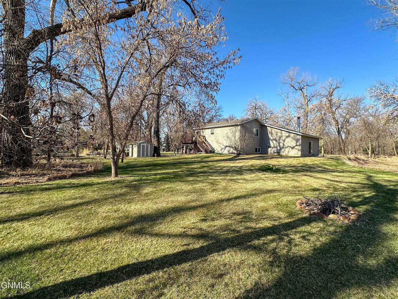 7335 Cottonwood Lane, Bismarck, ND 58503