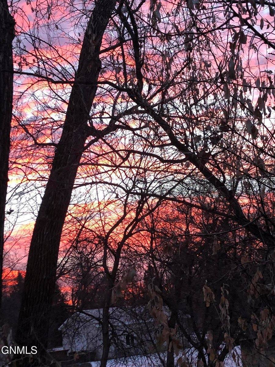 7335 Cottonwood Lane, Bismarck, ND 58503