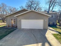7335 Cottonwood Lane, Bismarck, ND 58503