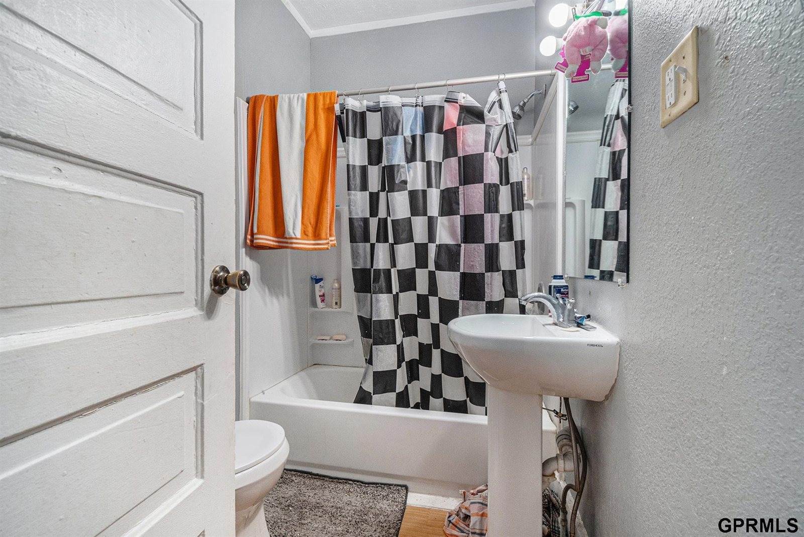 2744 South 9 Street, Omaha, NE 68108