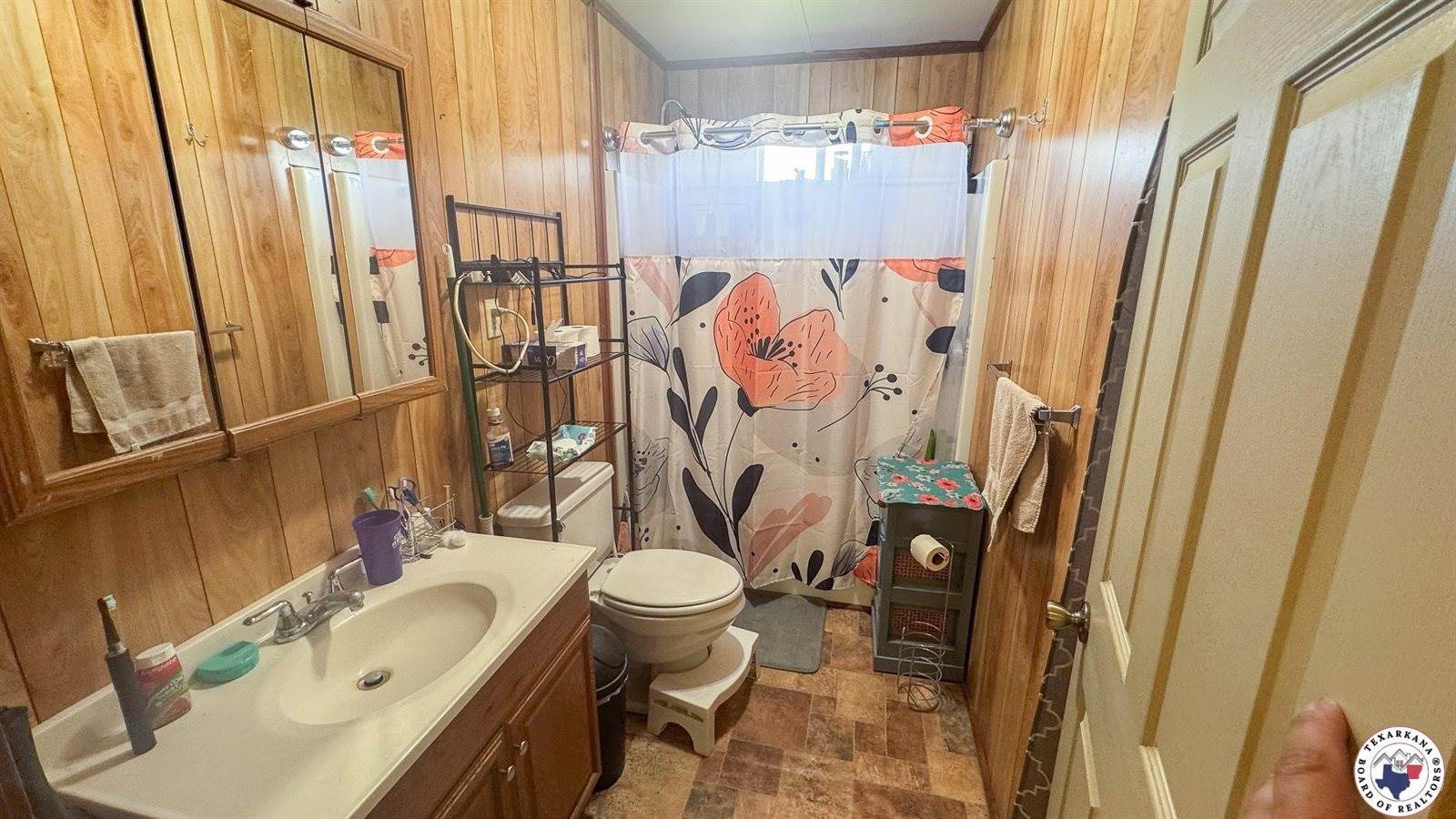 305,307 & 307A Georgia St, Queen City, TX 75572