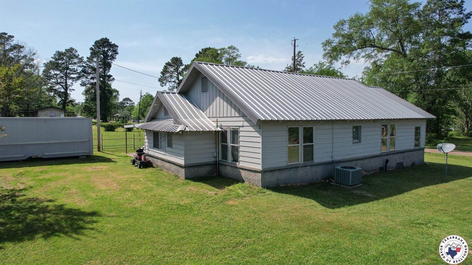 305,307 & 307A Georgia St, Queen City, TX 75572