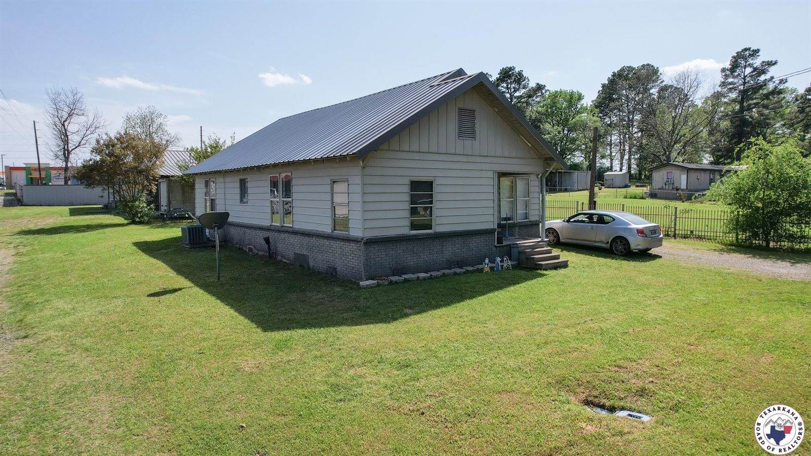 305,307 & 307A Georgia St, Queen City, TX 75572