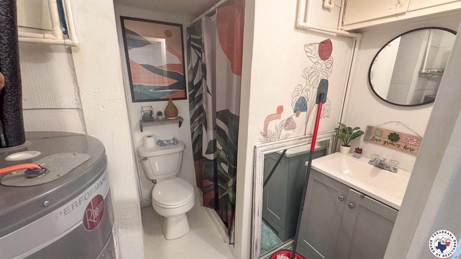 305,307 & 307A Georgia St, Queen City, TX 75572