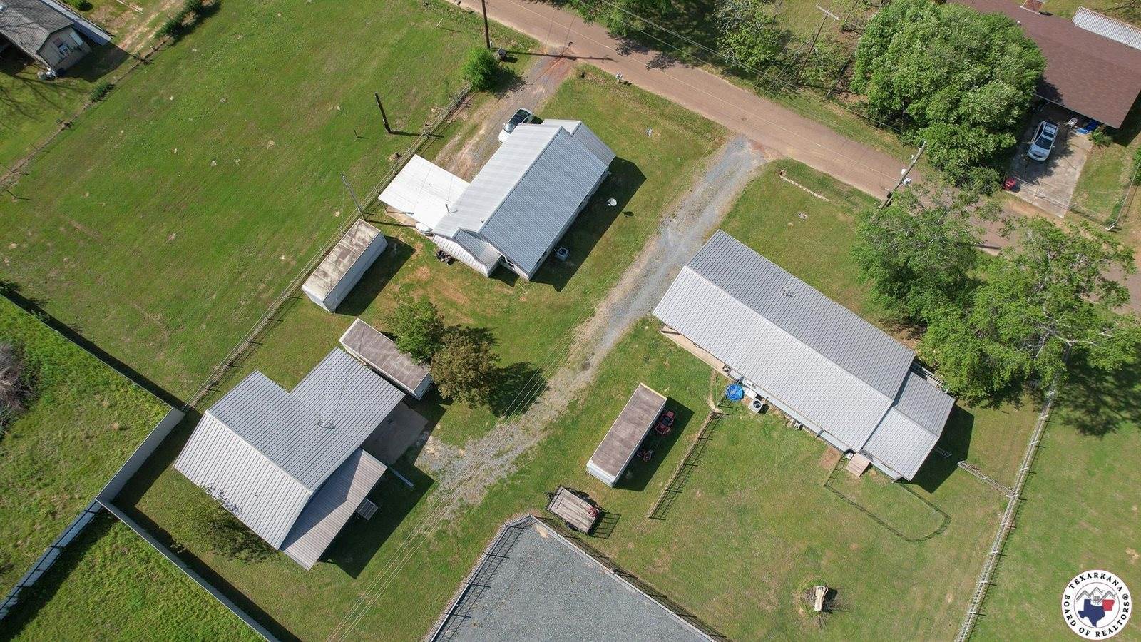 305,307 & 307A Georgia St, Queen City, TX 75572