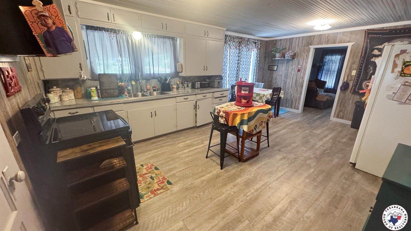 305,307 & 307A Georgia St, Queen City, TX 75572