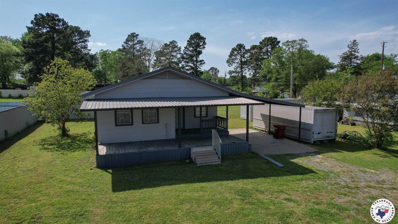 305,307 & 307A Georgia St, Queen City, TX 75572