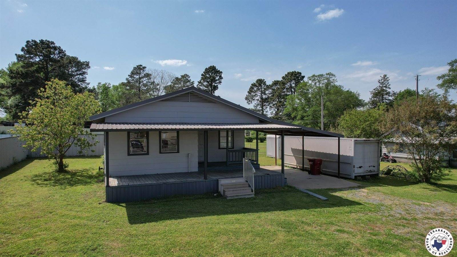 305,307 & 307A Georgia St, Queen City, TX 75572