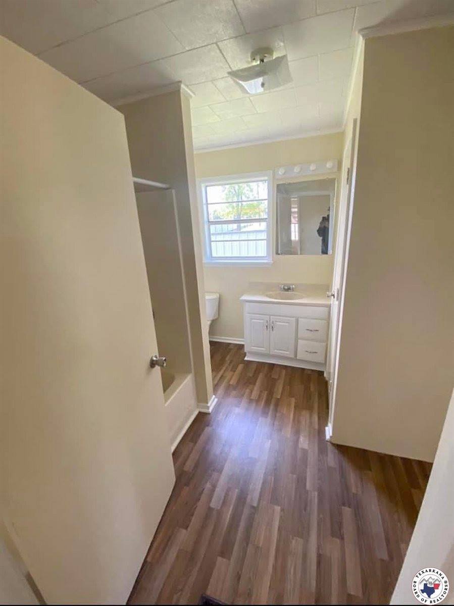 305,307 & 307A Georgia St, Queen City, TX 75572