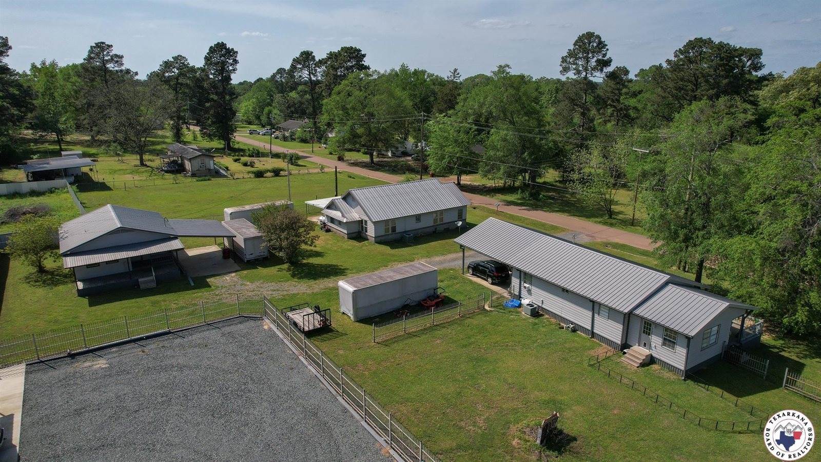 305,307 & 307A Georgia St, Queen City, TX 75572