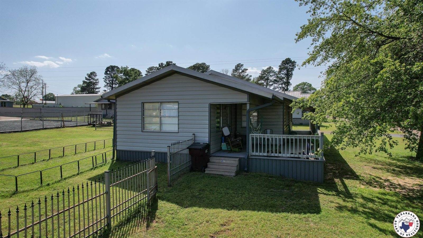 305,307 & 307A Georgia St, Queen City, TX 75572