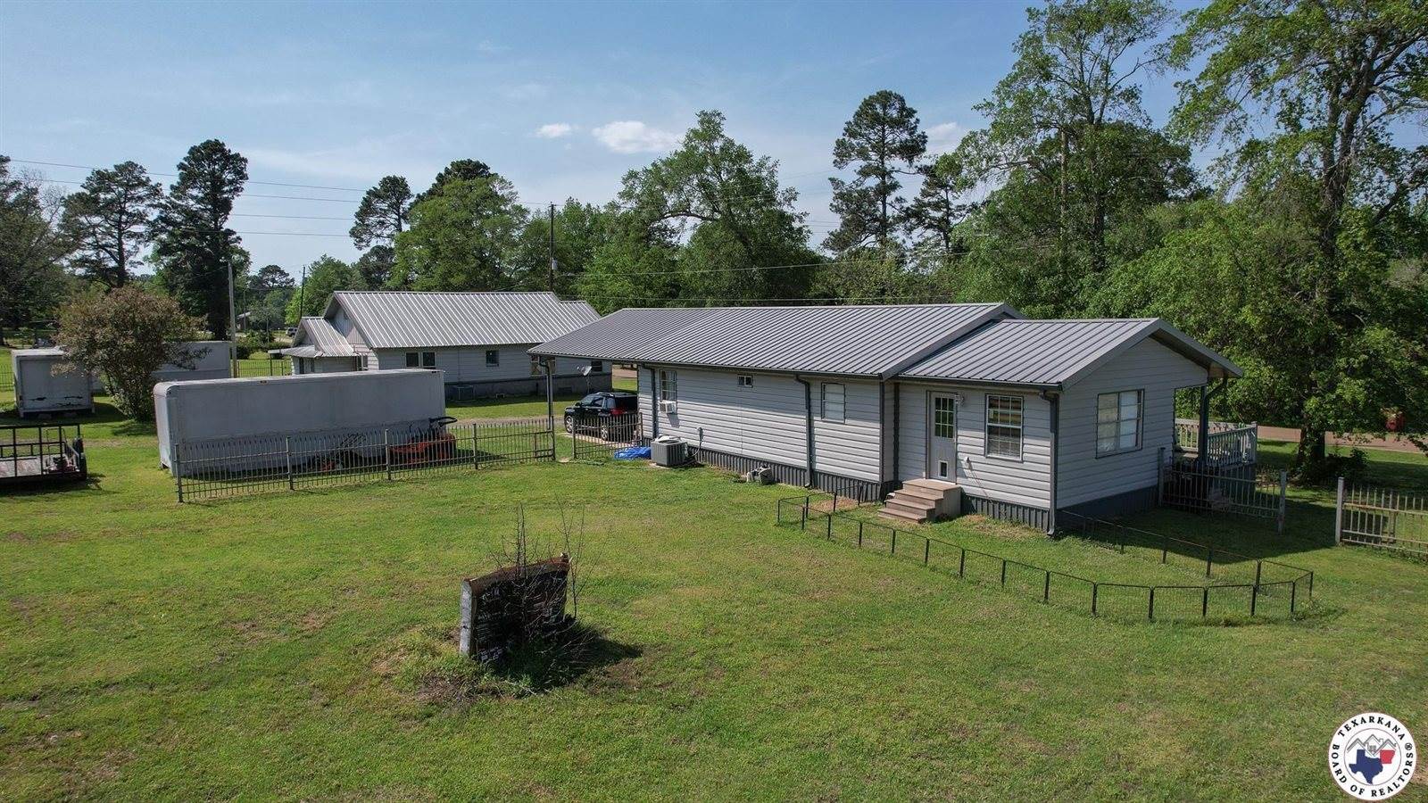 305,307 & 307A Georgia St, Queen City, TX 75572